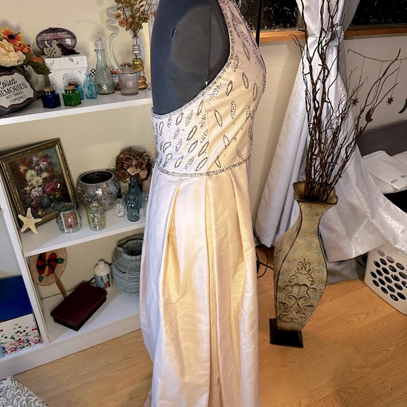 VTG NWT Victoria Royal Ltd Pink Delicately Beaded 100% Silk Ball Gown Opera - Picture 5 of 14